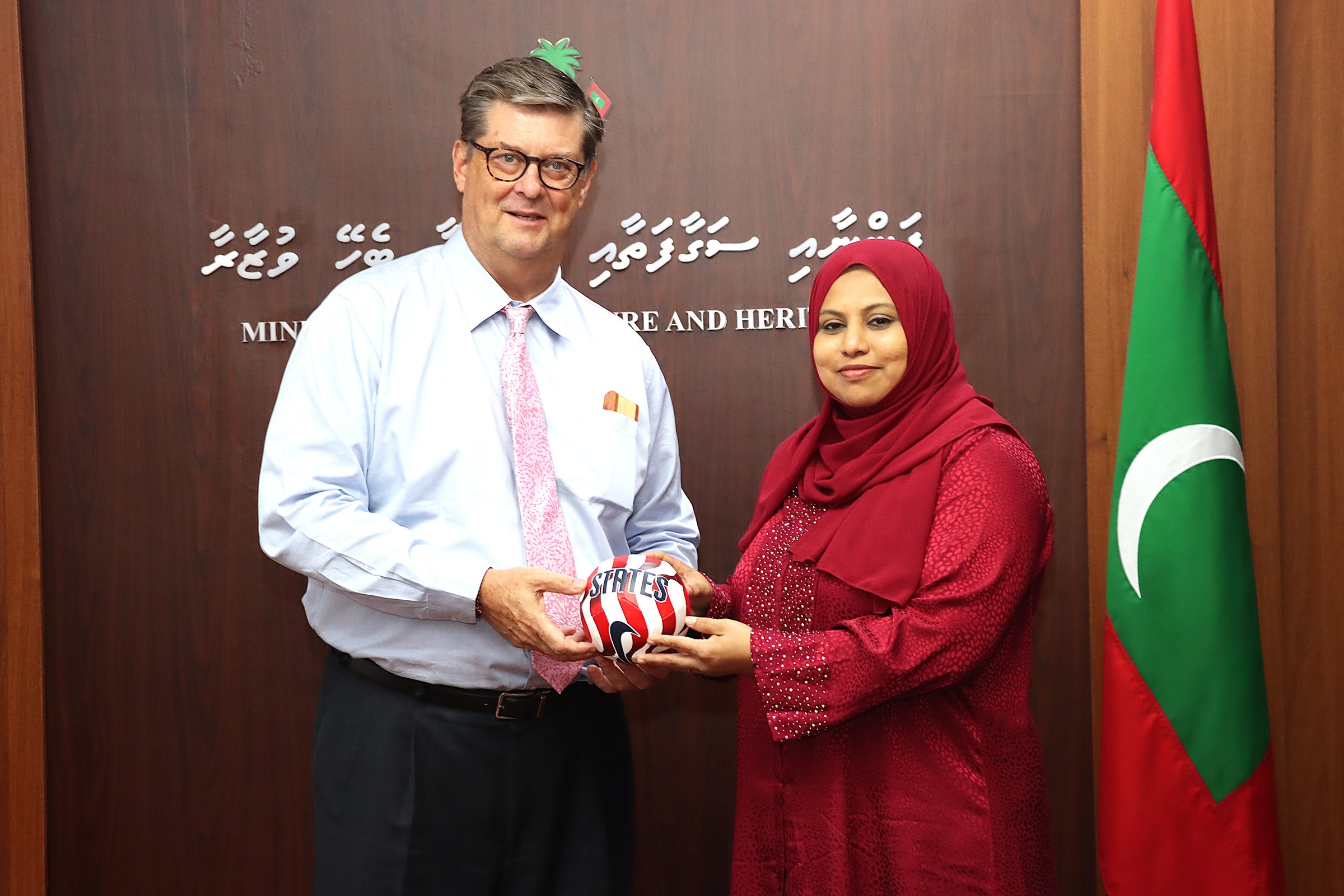 ޗީފް އޮފް މިޝަން ޑޭވިޑް ވިލިއަމްސް، ވަޒީރު ހީނާގެ އަރިހަށް އިޙްތިރާމްގެ ޒިޔާރަތެއް ކުރައްވައިފި