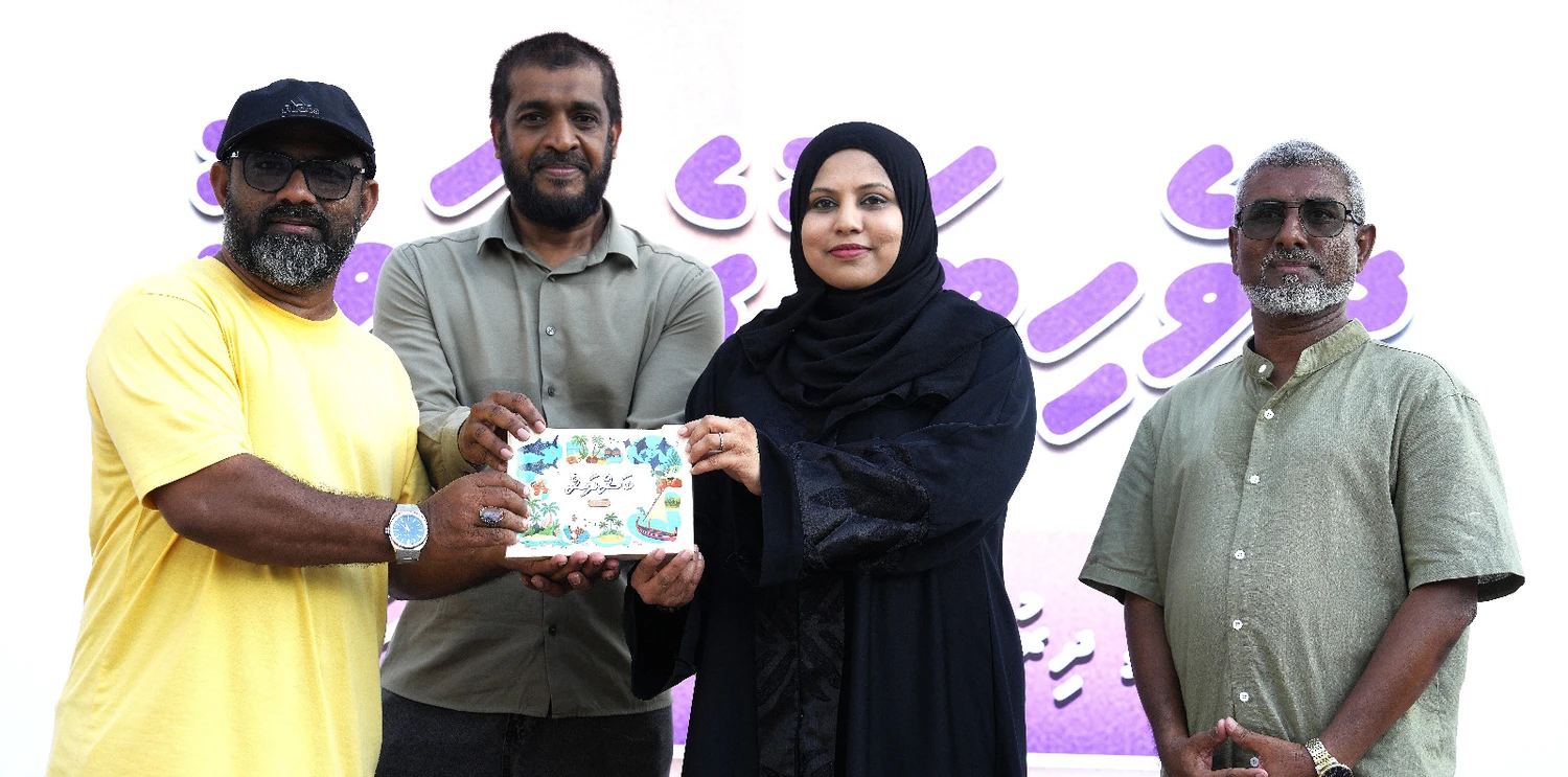 ދިވެހިބަސް ކުރިއެރުވުމަށް މަސައްކަތްކުރާ އަލިމަސް އިންސްޓިޓިއުޓްގެ ފަރާތުން އުފައްދާފައިވާ "ބަސްކާޑު" ސެޓު، ވަޒީރު ހީނާ ވަލީދު މިއަދު ނެރުއްވައިދެއްވައިފިއެވެ.