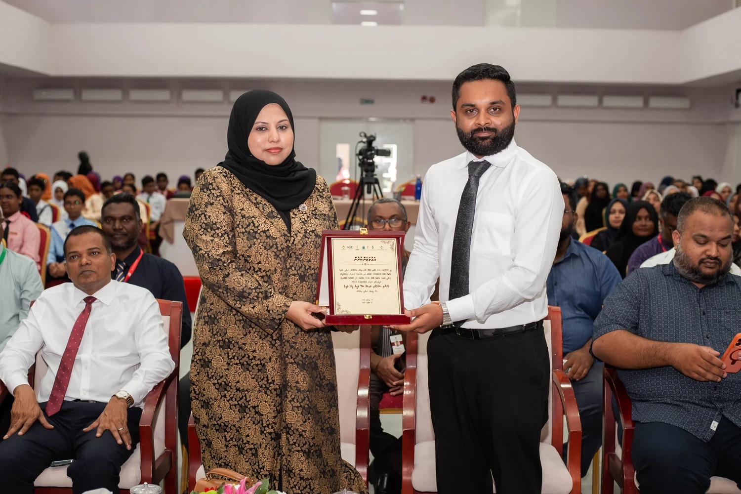 އައްޑޫ ސިޓީގައި މިއަދު ފެށި ވާހަކަދެއްކުމުގެ މުބާރާތާއި ބަހުސް މުބާރާތް، ވަޒީރު ހީނާ ވަލީދު ޝަރަފުވެރިކޮށްދެއްވައިފި