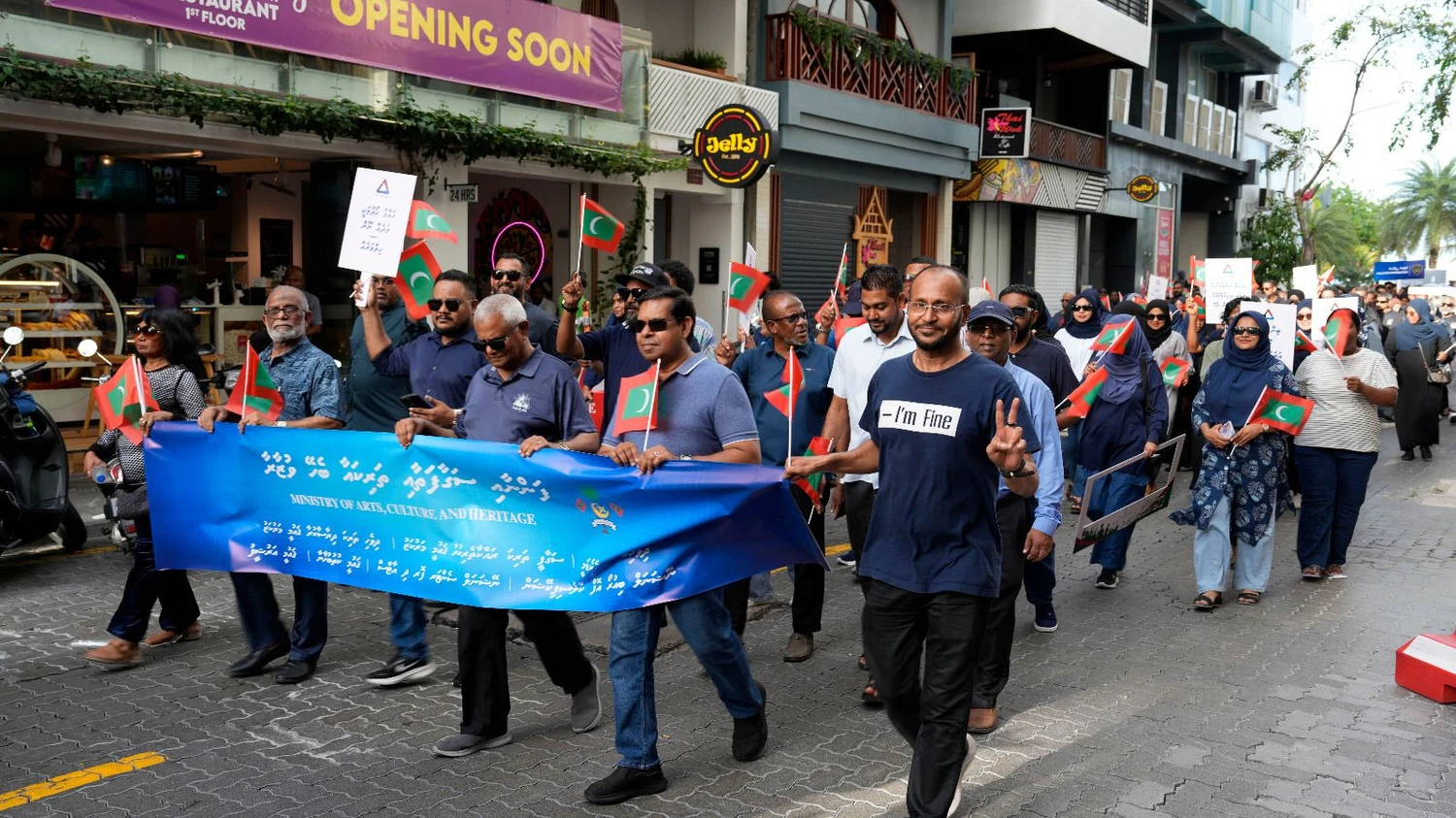 ބައިނަލްއަޤުވާމީ މަސައްކަތްތެރީންގެ ދުވަހުގެ ޚާއްޞަ ހިނގާލުމުގައި ފަންނާއި ސަގާފަތާއި ތަރިކައާ ބެހޭ ވުޒާރާގެ މުވައްޒަފުން ބައިވެރިވުން. މި ހިނގާލުމުގައި މުވައްޒަފުންވަނީ ދުވަހާ ގުޅޭ ޝުޢޫރުތައް ފާޅުކޮށް، އެކުގައި އުފާވެރި ވަގުތުކޮޅެއް ހޭދަކޮށްފައި.