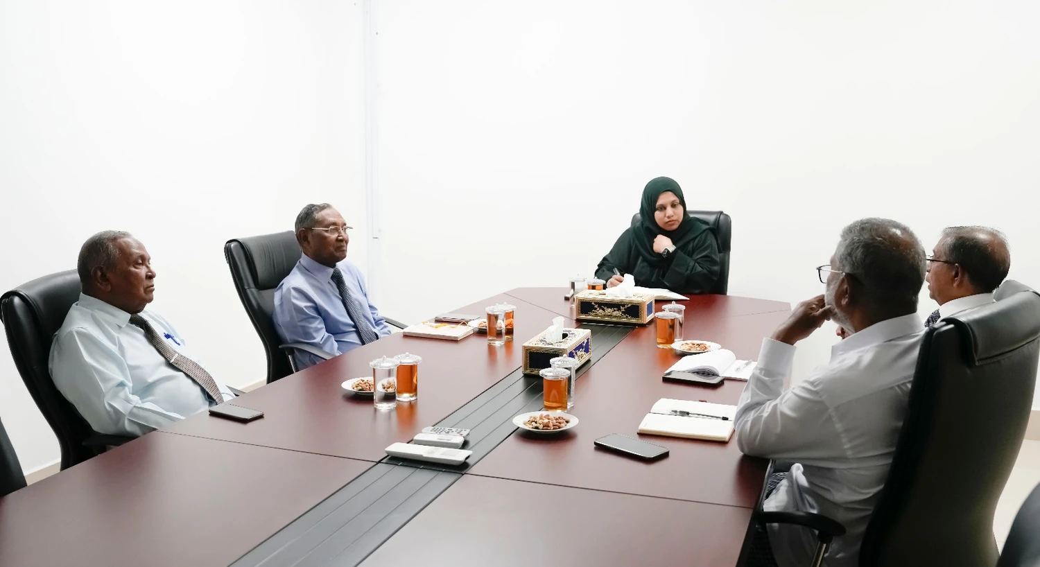 ވަޒީރު ހީނާ ވަލީދު ދާއިރާގެ މުޝީރުންނާ ބައްދަލުކުރެއްވުން.