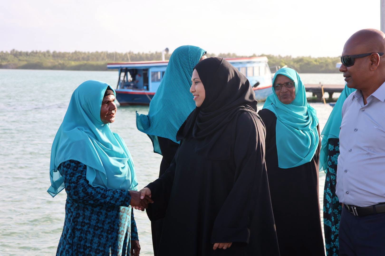 ވަޒީރު ހީނާ ވަލީދަށާއި އަރިހުގައި ވަޑައިގެންނެވި ވުޒާރާގެ ޓީމަށް ހއ ބާރަށުން ދެންނެވި ހޫނު މަރުހަބާގެ ތެރެއިން.