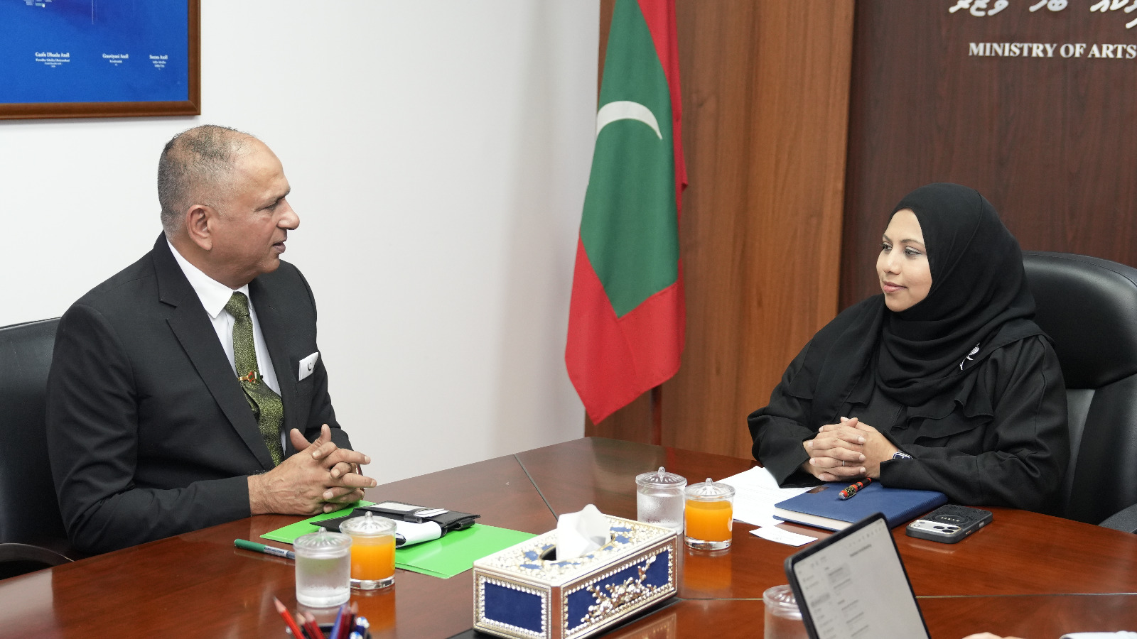 ޕާކިސްތާނުން ދިވެހިރާއްޖެއަށް ކަނޑައަޅުއްވާފައި ހުންނަވާ ސަފީރު ވައިސް އެޑްމިރަލް (ރިޓަޔަރޑް) ފައިސަލް ރަސޫލް ލޯދީ، ވަޒީރު ހީނާގެ އަރިހަށް އިހުތިރާމްގެ ޒިޔާރަތެއް ކުރައްވައިފި
