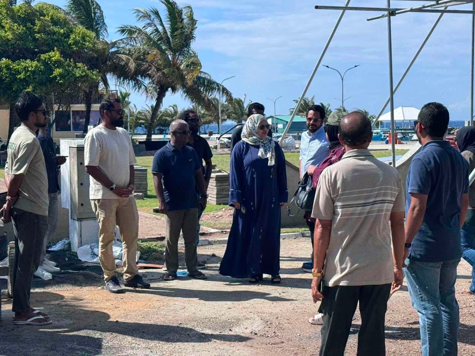 ހއ އުތީމުގައި ހުރި އާސާރީ ތަންތަނަށާއި އެރަށުގައި ކުރިއަށްދާ ވުޒާރާގެ ޚާއްސަ ޕްރޮޖްކްޓް ސައިޓްތަކަށް ވަޒީރު ހީނާ މިއަދު ވަޑައިގެން އެތަންތަނުގެ ޙާލަތާއި މަސައްކަތްތައް ކުރިއަށްދާ ގޮތް ބައްލަވައިލެއްވުން. މީގެ ތެރޭގައި ރައީސް ޑރ މުޙައްމަދު މުޢިއްޒުގެ ވަޢުދުފުޅާ އެއްގޮތަށް