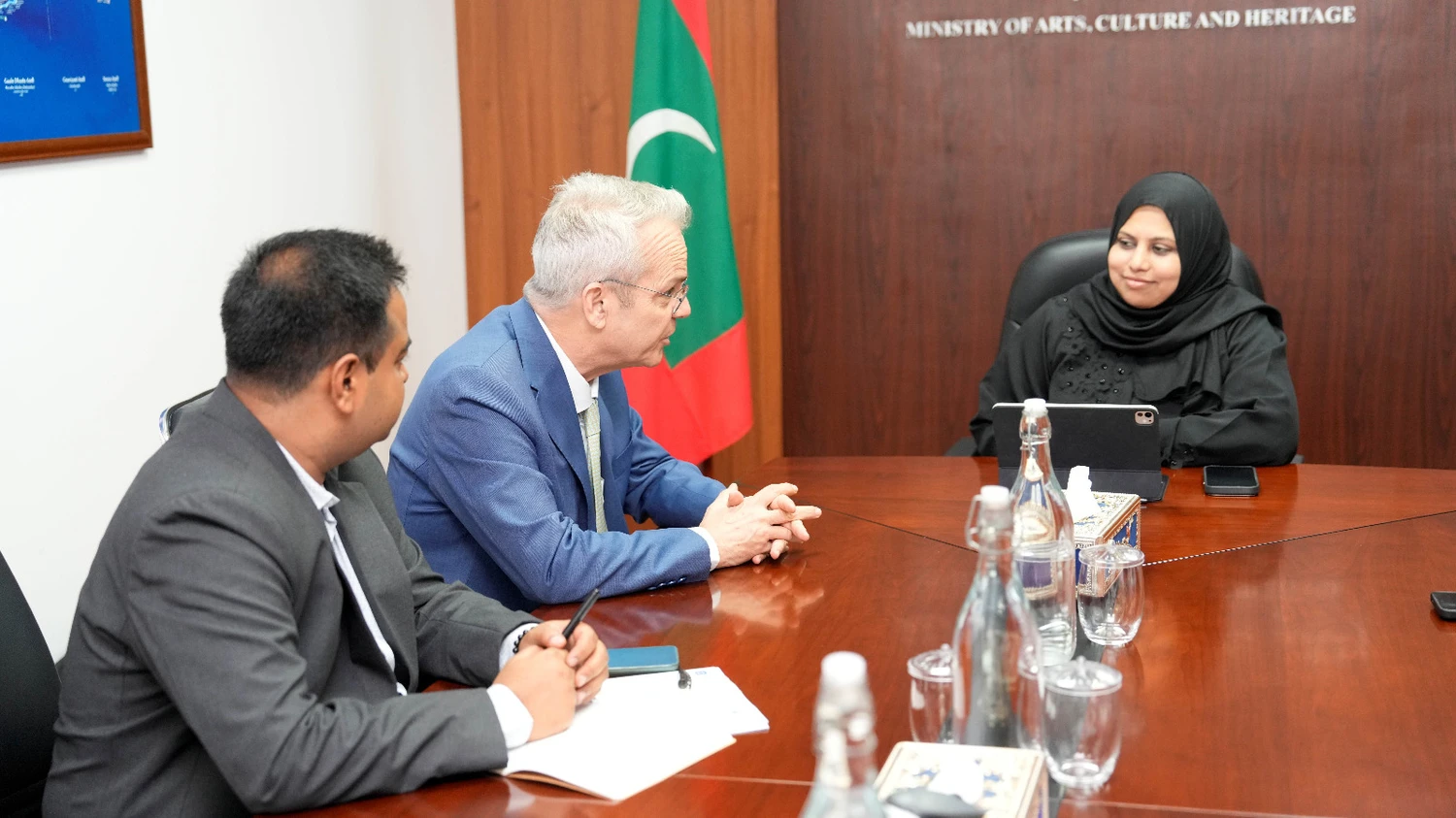 ދެކުނު އޭޝިއާގެ ޤައުމުތަކަށް ޔުނެސްކޯއިން ކަނޑައަޅުއްވާފައި ހުންނަވާ ޑިރެކްޓަރ ޓިމް ކާރޓިސް ވަޒީރު ހީނާގެ އަރިހަށް އިޙްތިރާމުގެ ޒިޔާރަތެއް ކުރެއްވުން.