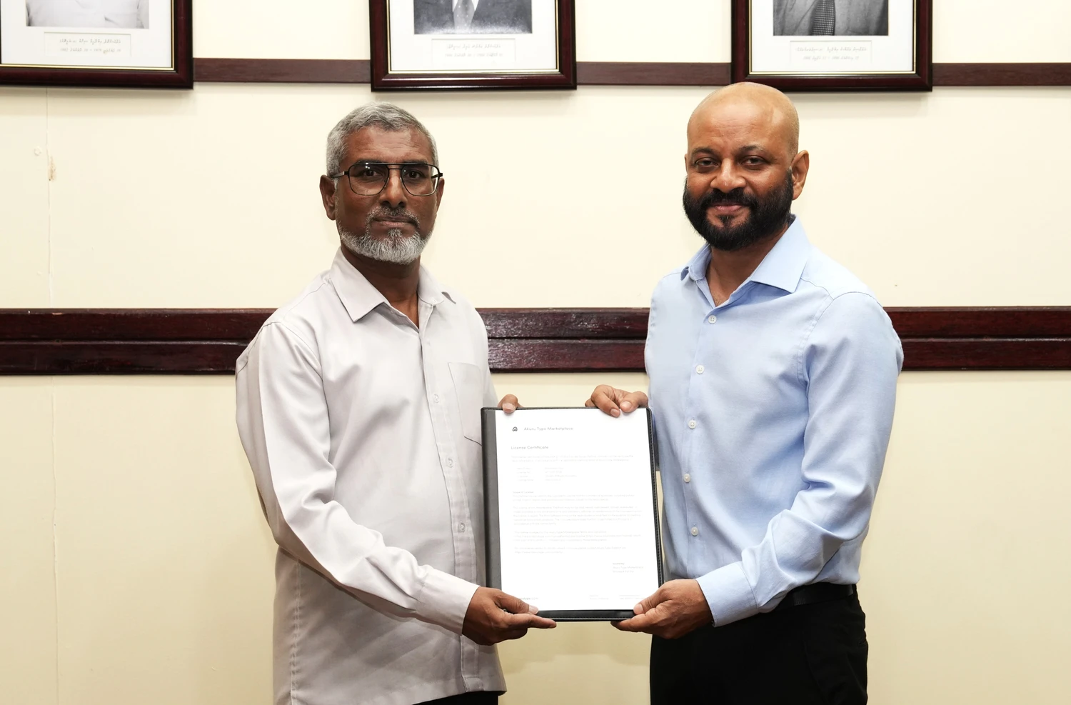 މައުމޫން ފައުންޑޭޝަންގެ ފަރާތުން “މައުމޫން” ފޮންޓް ދިވެހިބަހުގެ އެކެޑަމީއަށް ހަދިޔާކުރުން