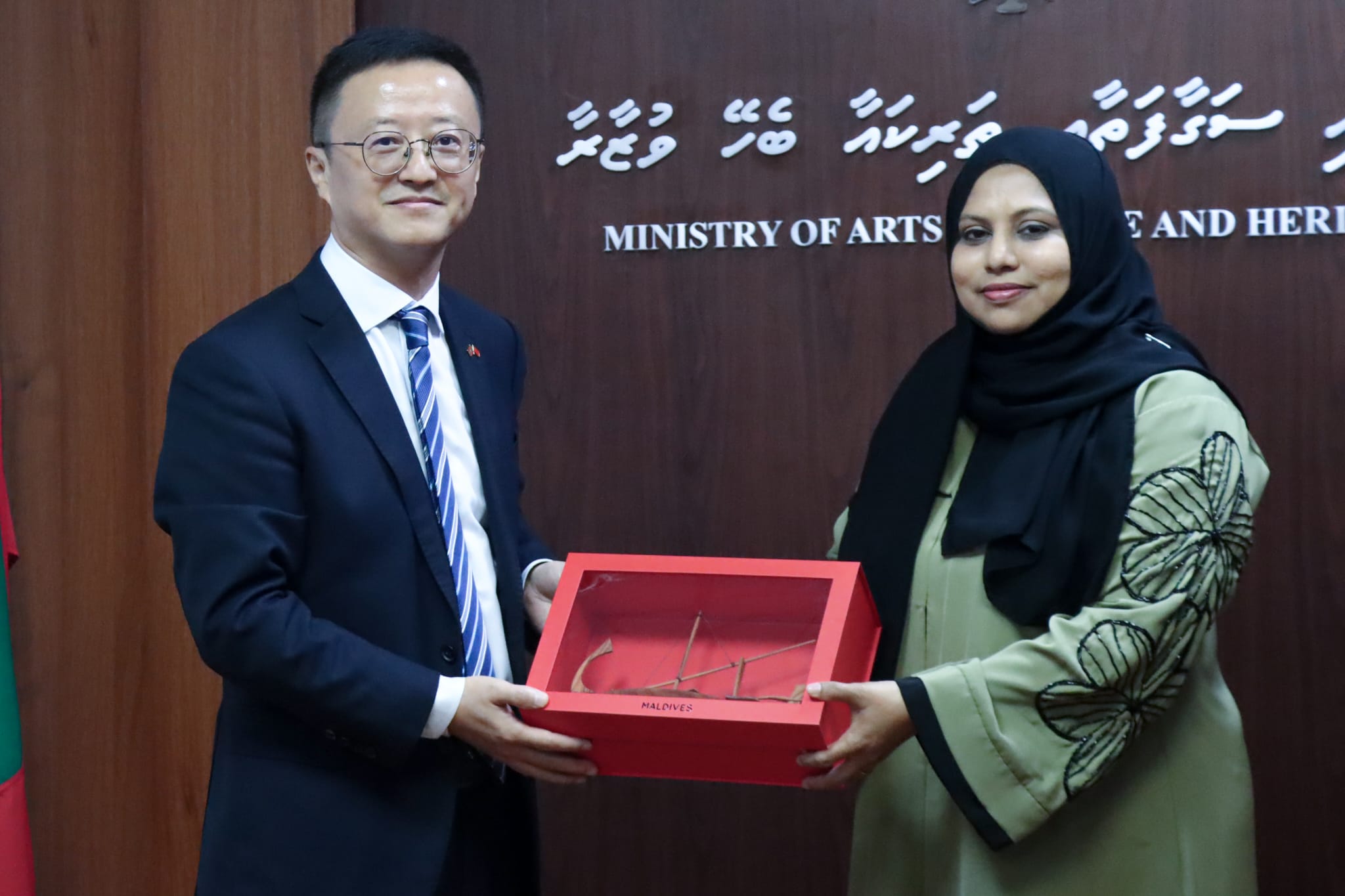 ޗައިނާގެ ސަފީރު ކޮންގް ޒިއަންހުއާ، ވަޒީރު ހީނާގެ އަރިހަށް އިހުތިރާމްގެ ޒިޔާރަތެއް ކުރައްވައިފި
